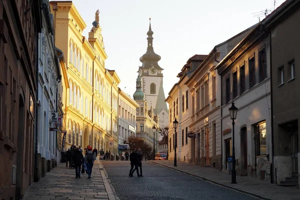 Blick Auf Die Straße Smetanova Mit Dem Turm Der Kirche — Stockfoto