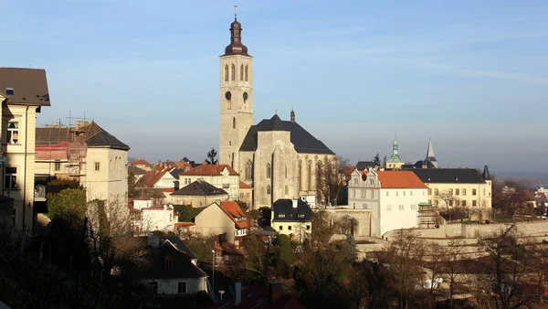 2020年1月2日チェコ共和国クトナ ホラの日没時にセント ジェームズ教会が見える町のスカイライン — ストック写真