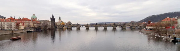 Vista Panorámica Del Río Moldava Con Puente Carlos Día Nublado —  Fotos de Stock