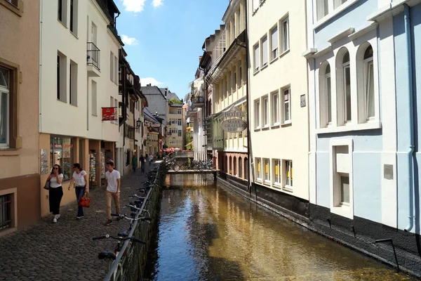 Ulice Starém Městě Podél Gewerbekanal Freiburg Breisgau Německo Července 2017 — Stock fotografie