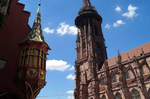 Dzwonnica Część Fasady Gotyckiej Katedry Freiburg Minster Freiburg Breisgau Niemcy — Zdjęcie stockowe