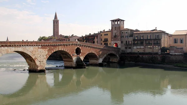 Starověký Římský Obloukový Kamenný Most Ponte Pietra Přes Řeku Adige — Stock fotografie