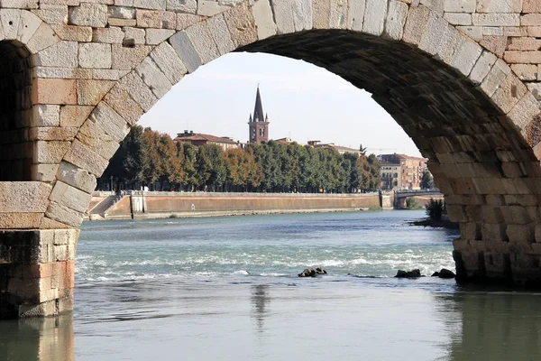 View River Adige Embankment Arch Ancient Roman Stone Bridge Verona — 图库照片