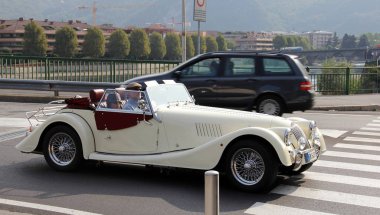 Yoldaki klasik otomobil, Lecco, İtalya - 17 Eylül 2012