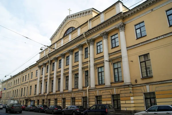 Kutsal Havariler Kilisesi Peter ve Paul, Gorokhovaya Caddesi, 19. yüzyıl klasik binası, St. Petersburg, Rusya - 27 Nisan 2012
