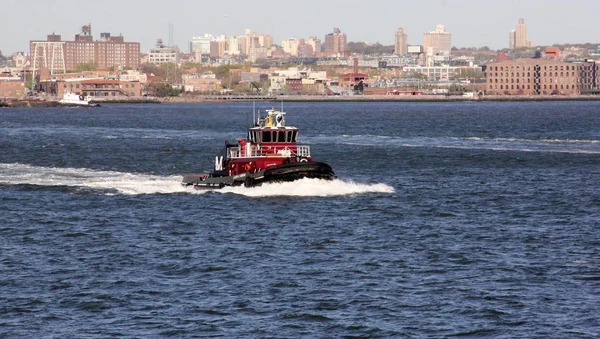 Tugboat Laura Moran Underway New York Harbor Brooklyn Skyline Background — Stock Photo, Image