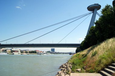 Tuna Nehri, Bratislava, Slovakya üzerindeki Snp Köprüsü 'nün Ufo benzeri gözlem güvertesiyle süspansiyon pilonu - 29 Haziran 2011
