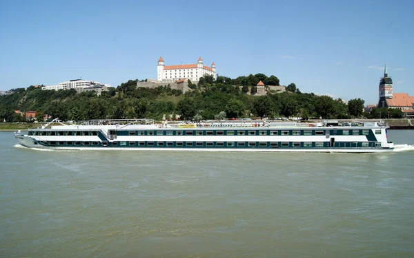 Κάστρο Hill Θέα Πάνω Από Τον Ποταμό Δούναβη Ένα Κρουαζιερόπλοιο — Φωτογραφία Αρχείου