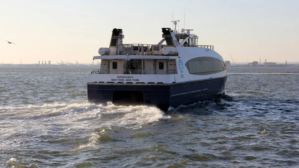 Commuter Ferry Boat Opportunity Leaving Brooklyn Army Terminal Pier Rear — Stock Photo, Image