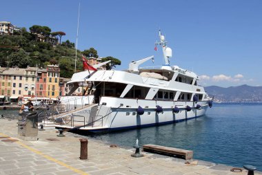 Lüks motor yatı STRANGELOVE Portofino limanına demirlemiş, Portofino, Liguria, İtalya - 3 Ağustos 2015