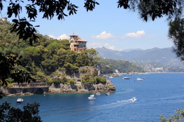 Limanın girişindeki pelerin manzarası, tepenin üstündeki süslemeli villa, Portofino, Liguria, İtalya - 3 Ağustos 2015