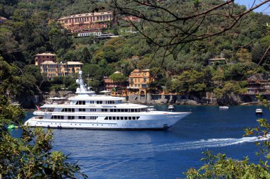 UTOPIA lüks motor yatı şehrin limanı Portofino, Liguria, İtalya 'da demirledi - 3 Ağustos 2015