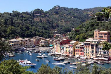Portofino, kasaba ve liman balıkçı tekneleri, Liguria, İtalya
