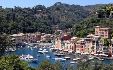 Portofino, kasaba ve liman balıkçı tekneleri, Liguria, İtalya