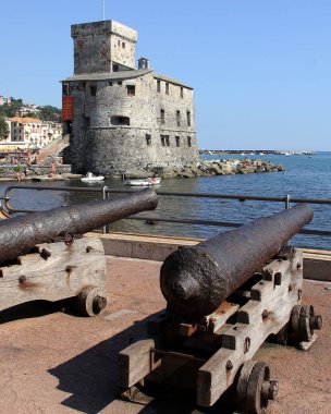 Castello Konsolosu Mare, 1551 yılında İtalya 'nın Rapallo kentinde sık sık düzenlenen korsan saldırılarına karşı dikildi - 3 Ağustos 2015
