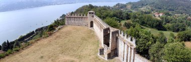 Rocca Borromeo di Angera 'dan görüntüler, aynı zamanda Borromeo Kalesi olarak da bilinir, İtalya' nın Maggiore şehrinin güney kıyılarındaki bir göl tepesinde - 7 Ağustos 2015