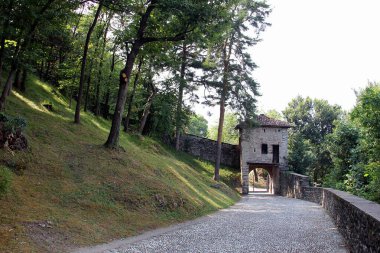 Rocca Borromeo di Angera 'nın yol ve kapıları, Lago Maggiore, İtalya' nın güney sahilleri - 7 Ağustos 2015