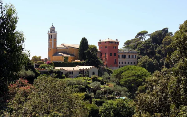 Kombinace Kostela San Giorgio Zvonicí Nad Městem Portofino Ligurie Itálie — Stock fotografie