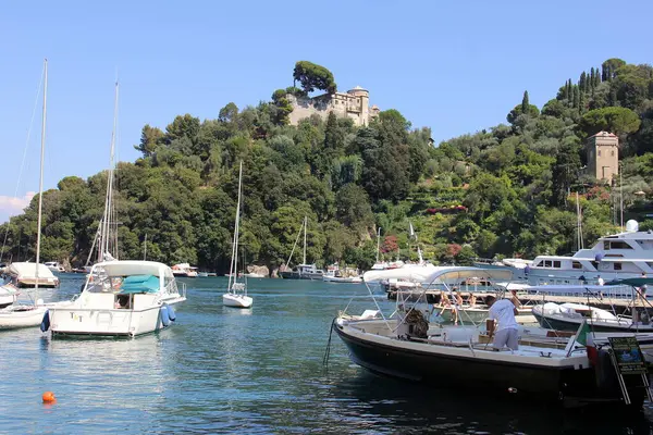 Rybaření Výletní Čluny Přístavu Castello Brown Vrcholu Kopce Portofino Ligurie — Stock fotografie