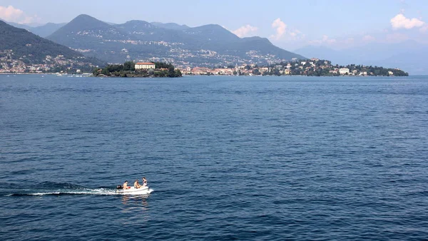 3つのボローマン諸島の中で最大の島 イゾラ マドレは イタリアのラゴ マッジョーレ州の背景にあるVerbaniaの町 南からの眺め 8月7 2015 — ストック写真