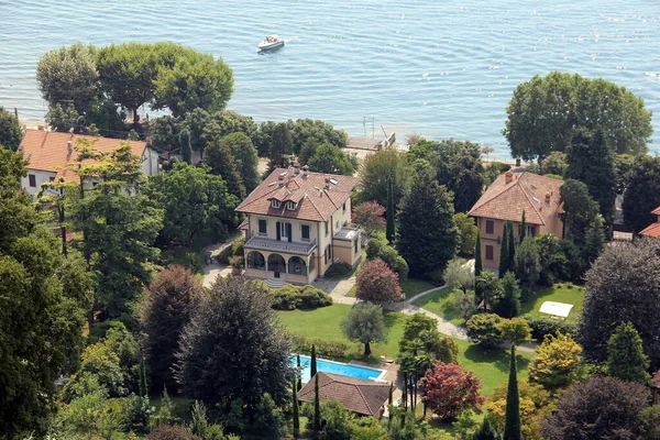 Veduta Delle Ville Riva Lago Rocca Borromeo Angera Collina Sul — Foto Stock