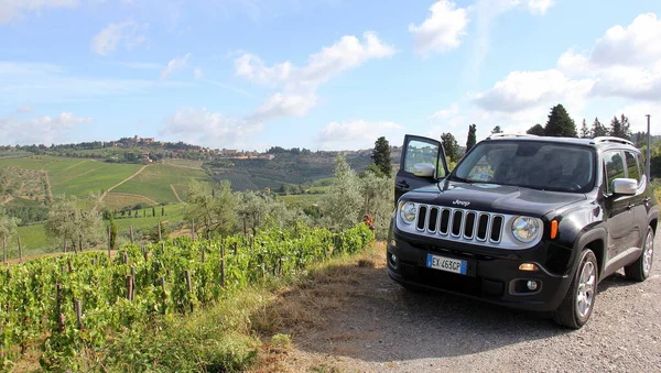 Jeep Renegade Background Summer Landscape Chianti Region Tuscany Hilltop Town — Φωτογραφία Αρχείου