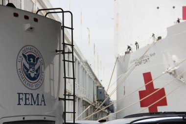 Hastane gemisi USNS COMFORT, New York 'a vardıktan sonra 90. rıhtıma yanaştı. Manhattan Batı Yakası, New York, New York, ABD - 30 Mart 2020