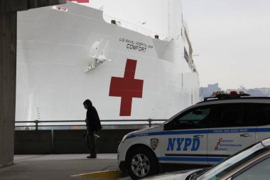 Hastane gemisi USNS COMFORT, New York 'a vardıktan sonra 90. rıhtıma yanaştı. Manhattan Batı Yakası, New York, New York, ABD - 30 Mart 2020