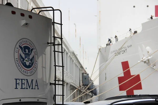 Krankenhausschiff Usns Comfort Dockte Pier Bei Ankunft Nyc Teilansicht Manhattan — Stockfoto