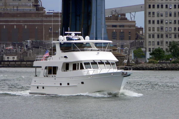 Yate Motor Blanco Marcha Por East River Fondo Del Pilón — Foto de Stock