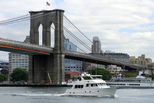 Fehér Motoros Jacht Halad Lefelé East River Hátterében Brooklyn Híd — Stock Fotó