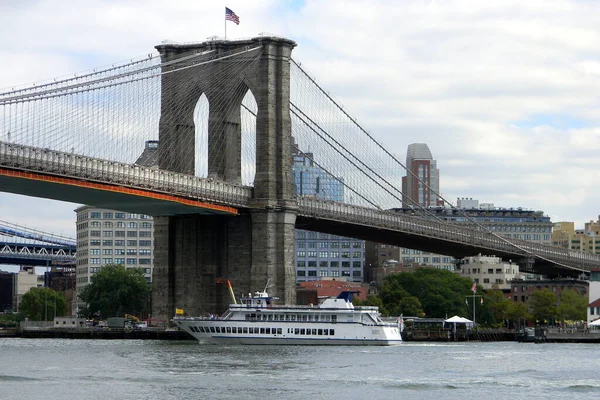 Barco Motor Excursão Branca Andamento East River Fundo Ponte Brooklyn — Fotografia de Stock