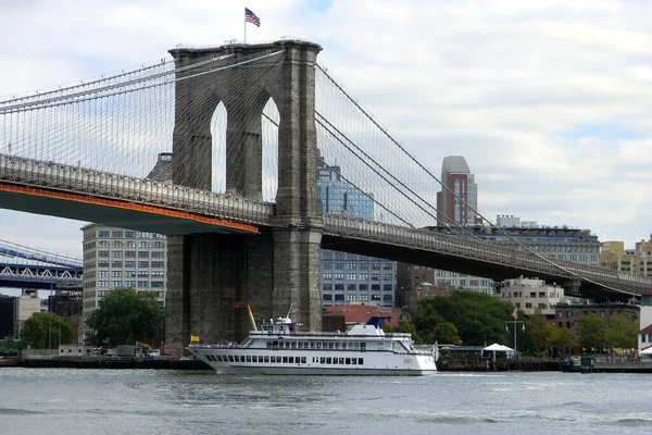 Brooklyn Köprüsü, New York, New York, ABD 'nin arka planında 17 Eylül 2010' da East River 'da motorlu tekne gezisi başladı.
