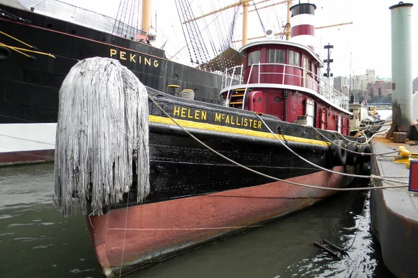 Emekli tarihi römorkör HELEN McALLISTER, 113 feet (34 m) römorkör 1900 yılında, South Street Liman Müzesi, New York, New York, ABD - 17 Eylül 2010: 