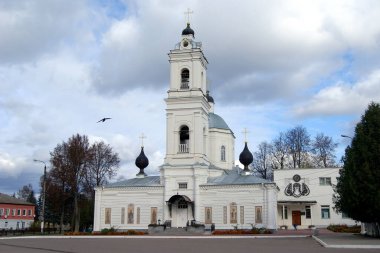 Sts. Peter ve Paul Katedrali, klasik tarzda inşa edilmiş, 18. yüzyılın sonlarında, Tarusa, Kaluga Oblastı, Rusya - 16 Ekim 2011