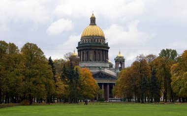Saint Isaac Katedrali, 1858 'de tamamlandı, kuzeybatı yüksekliği, Aleksandrovskiy Bahçesi boyunca sonbahar yeşilliklerinde, St. Petersburg, Rusya - 14 Ekim 2011
