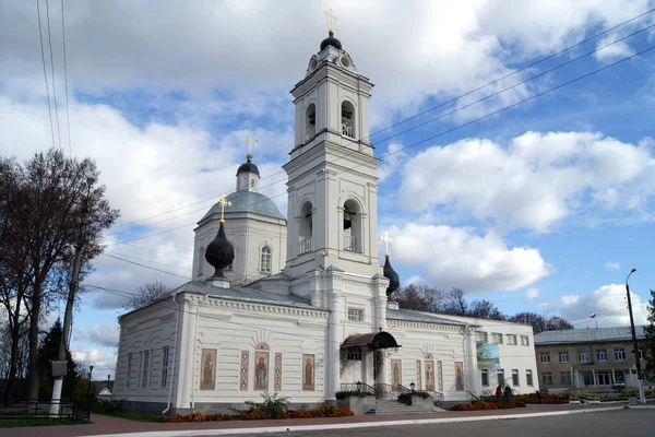 Sts. Peter ve Paul Katedrali, klasik tarzda inşa edilmiş, 18. yüzyılın sonlarında, Tarusa, Kaluga Oblastı, Rusya - 16 Ekim 2011