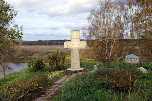 Memorial Cross Het Kerkhof Voskresenskaja Heuvel Met Uitzicht Rivier Oka — Stockfoto