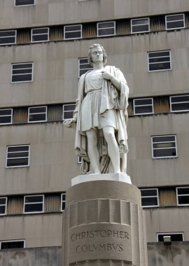 Kristof Kolomb heykeli Kings İlçesi Anayasa Mahkemesi binası, Columbus Parkı Cadman Plaza, Brooklyn, New York, ABD - 4 Mayıs 2020