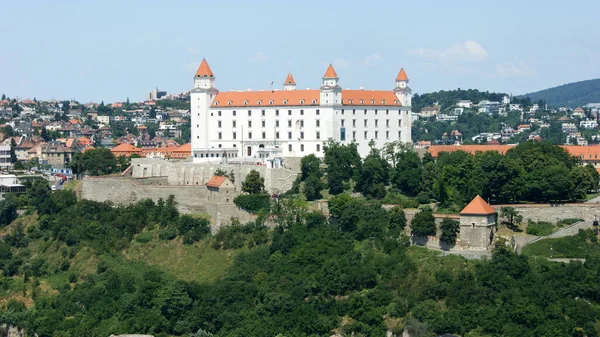 Zamek Bratysławski Pochodzi Wieku Masywny Prostokątny Budynek Czterema Narożnymi Wieżami — Zdjęcie stockowe