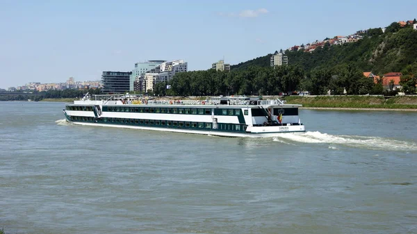 Κρουαζιερόπλοιο Danubia Εξέλιξη Μέχρι Τον Ποταμό Δούναβη Σύγχρονα Οικιστικά Και — Φωτογραφία Αρχείου