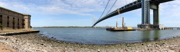 Battery Weed和Verrazzano Bridge之间狭长地带的海岸 全景全景 美国纽约州Staten岛 2020年5月17日 — 图库照片