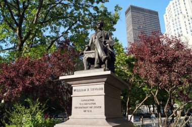 19. yüzyılın ABD 'li devlet adamı William H. Seward' ın anıtı, Randolph Rogers tarafından, Madison Square Park, New York, ABD - 21 Mayıs 2020