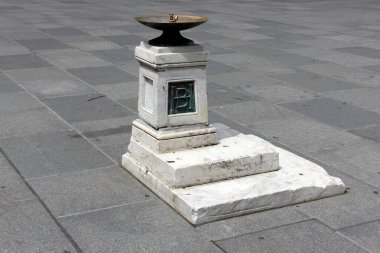 BH 'nin tarihi Borough Hall binasının önündeki meydanda klasik içme şelalesi' Borough Hall ', Brooklyn, New York, ABD - 4 Mayıs 2020