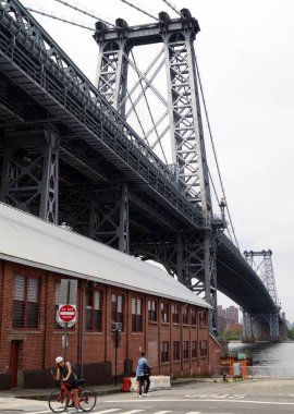 Williamsburg Köprüsü, kuleler ve East River, Brooklyn tarafından görüldüğü gibi, New York, New York, ABD - 25 Mayıs 2020