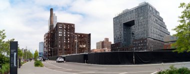Williamsburg 'daki Domino Park' ta geliştirme alanı, dağılmış şeker fabrikasının modern iskan binası ve iskeleti, Brooklyn, New York, ABD - 25 Mayıs 2020