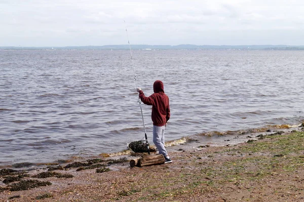 2020年5月24日 美国纽约州史泰登岛王子湾海滩上拿着钓竿的渔民 — 图库照片
