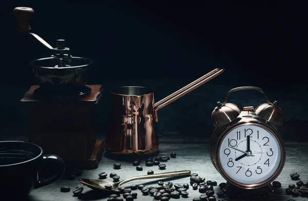 Fondo de café de reloj despertador vintage a las 8 en punto con una taza —  Fotos de Stock