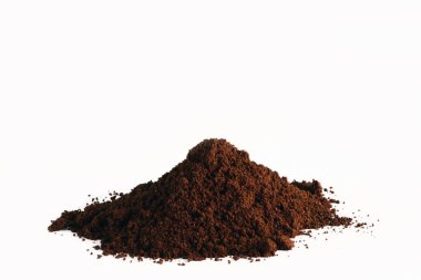 Beyaz bada izole edilmiş kahve tozunun kahve arkaplanı