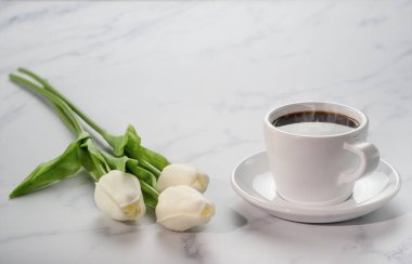 Bir fincan sıcak sade kahvenin kahve arkaplanı.